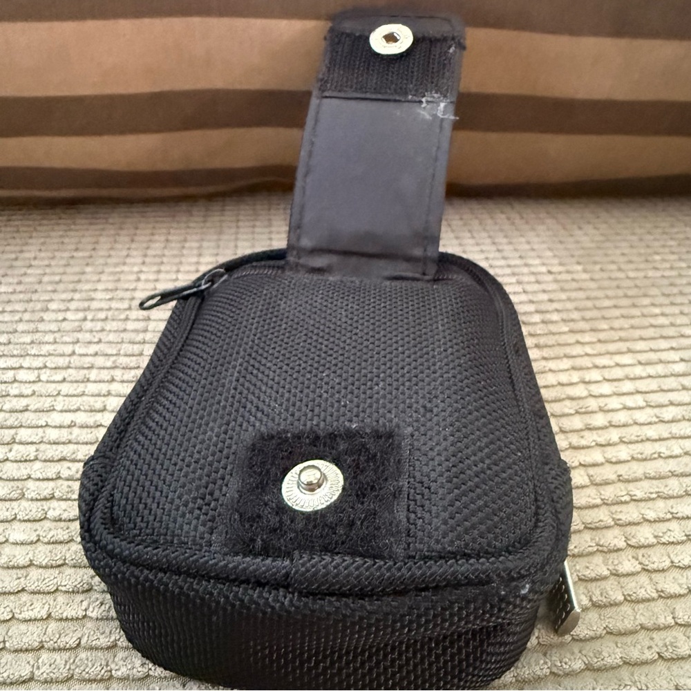 Kenneth Cole Reaction Digital Camera Case - Picture 4 of 6